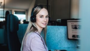 Sekretärin die dabei hilft Erreichbarkeit zu verbessern