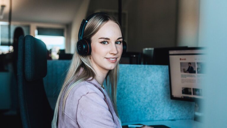 Sekretärin die dabei hilft Erreichbarkeit zu verbessern