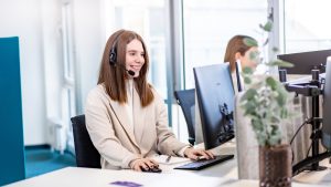 Telefondame, die Anfragen als Whistleblowing Hotline Anbieter entgegennimmt