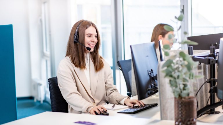 Telefondame, die Anfragen als Whistleblowing Hotline Anbieter entgegennimmt