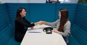 Callcenter beauftragen Vertragsabschluss. Handschütteln