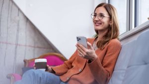 Frau aktiviert Rufumleitung am Handy