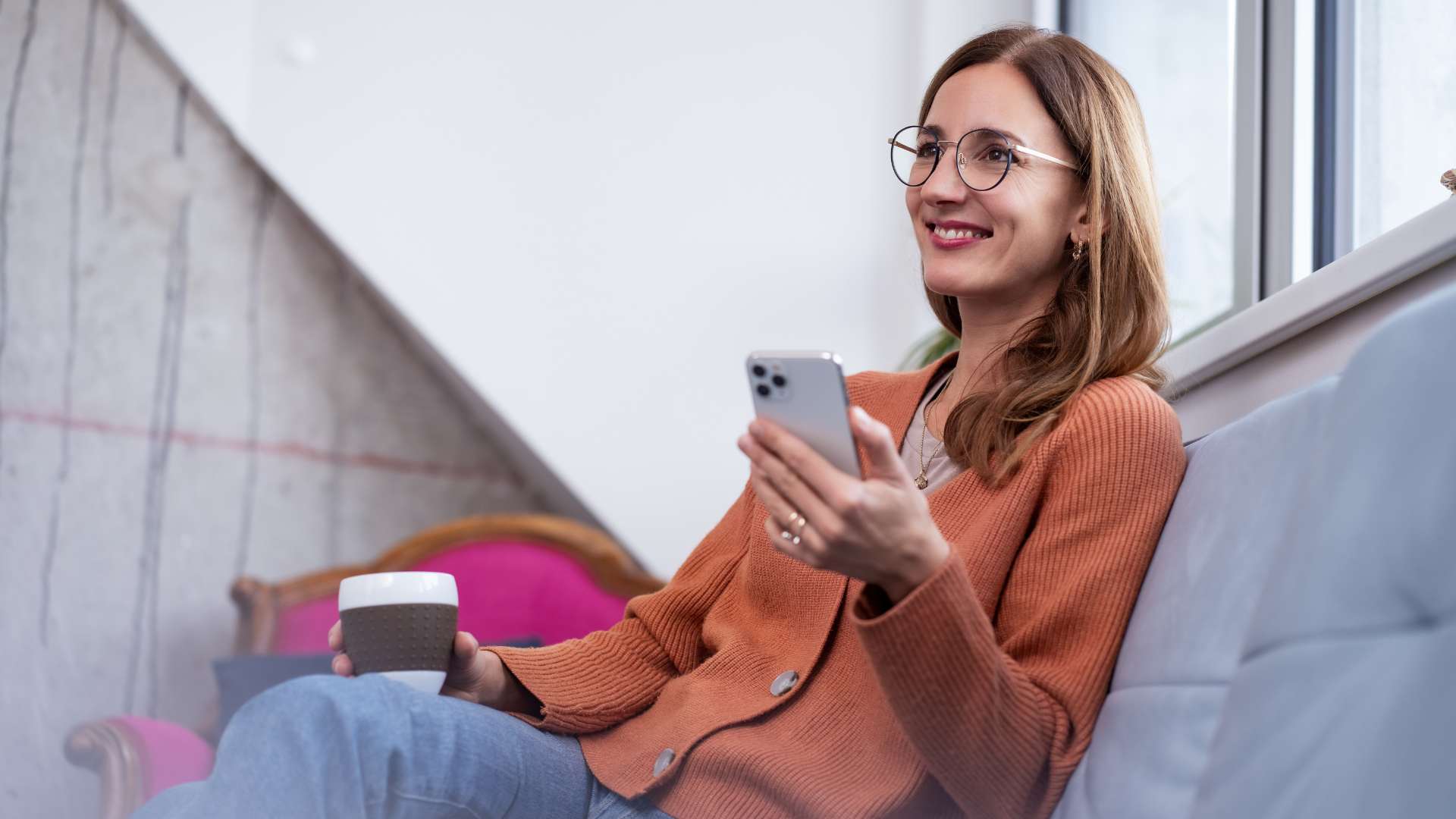 Frau aktiviert Rufumleitung am Handy