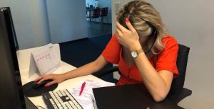 überforderte Sekretärin