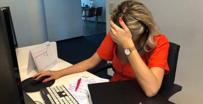 überforderte Sekretärin