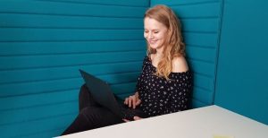 Mitarbeiterin die von Zuhause arbeitet