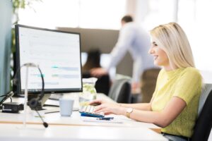 Frau arbeitet im Kundenservicecenter