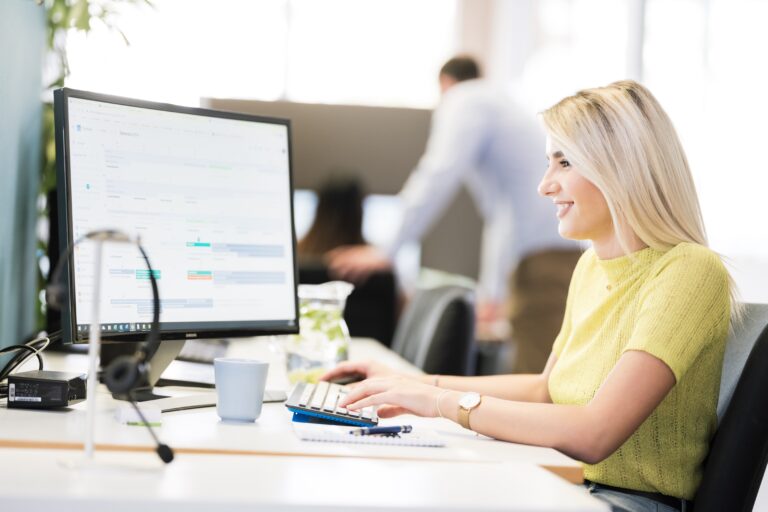 Frau arbeitet im Kundenservicecenter