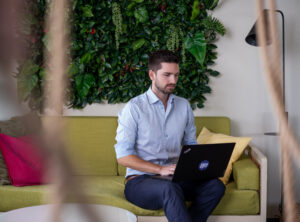 Mann arbeitet am Laptop