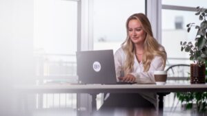 Mitarbeiterin beim strukturierten Arbeiten.