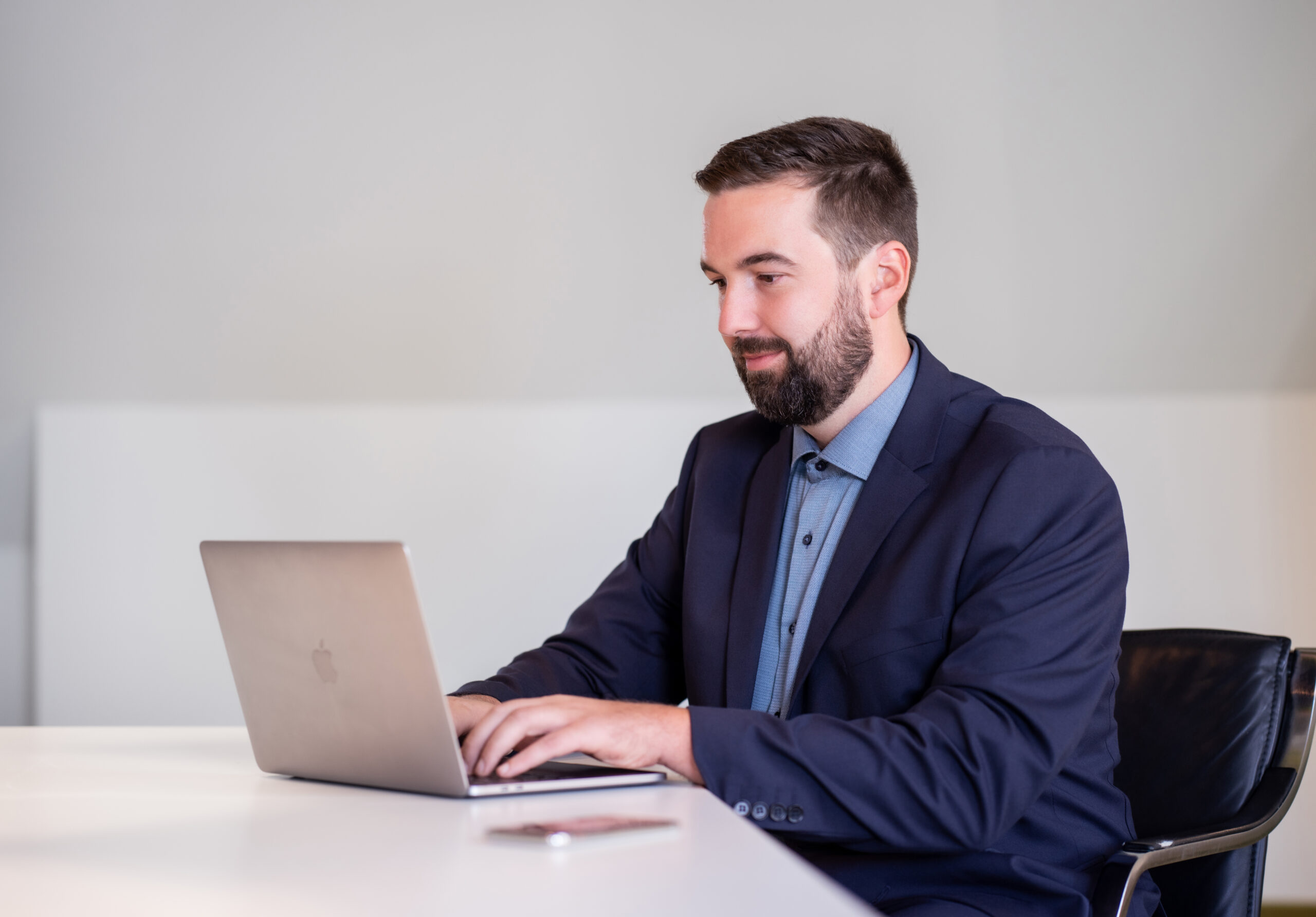 Mann arbeitet am Laptop