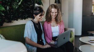 Zwei Personen die nebenberuflich selbstständig arbeiten