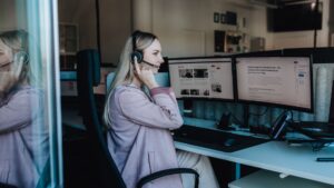 Bürodame übernimmt Bürodienstleistungen