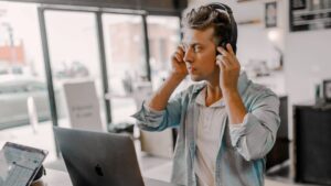 Mann der, die Nachteile eines Telefonservice sucht