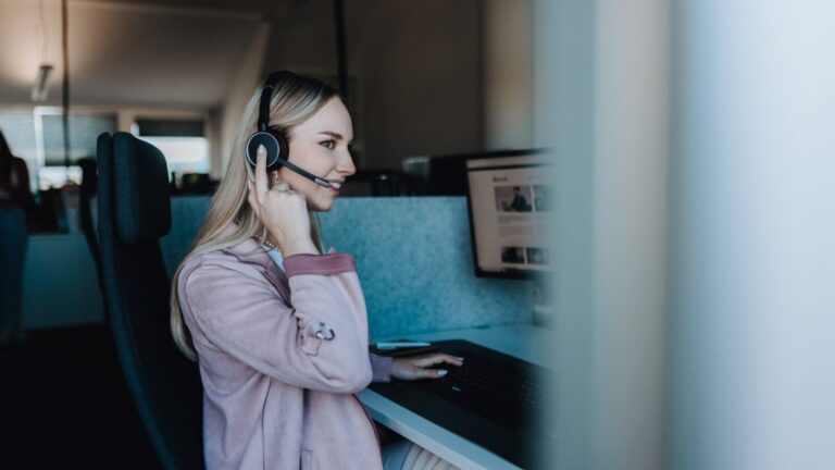 Telefondame stellt Erreichbarkeitsservice durch die Annahme eines Telefonats zur Verfügung.