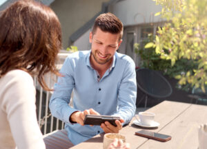 Mann lacht in sein Telefon