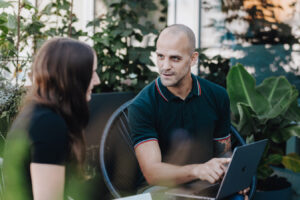 Mann zeigt auf Laptop