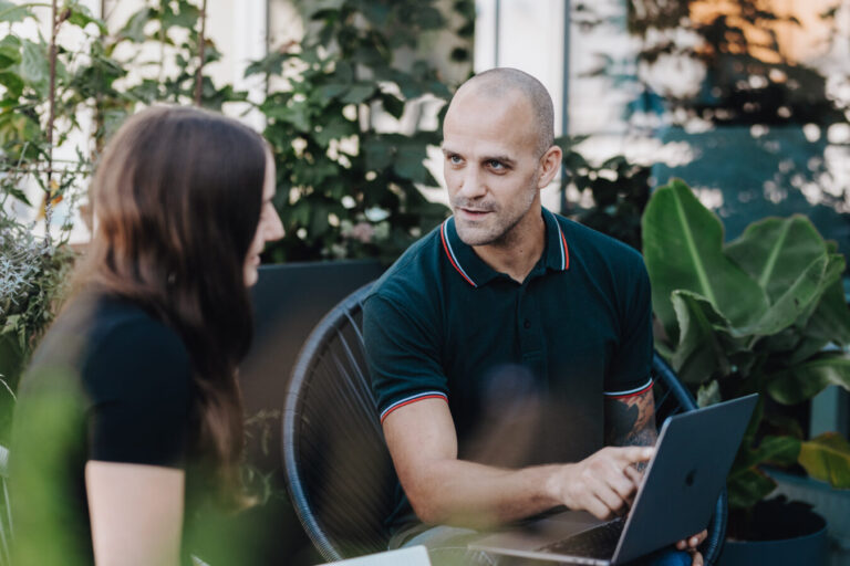 Mann zeigt auf Laptop